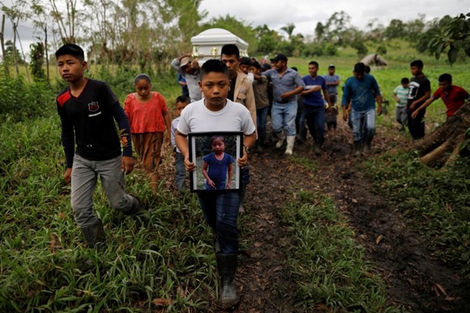 Hiện cha của Jakelin vẫn đang ở Mỹ. Hai cha con cô bé đã di cư và đến được khu vực biên giới của Mỹ với hy vọng họ có thể tìm cách để được ở lại và bắt đầu một cuộc sống mới tốt đẹp hơn.
