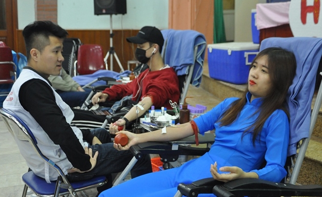 Không quản ngại mưa rét, sinh viên các trường nghệ thuật hiến máu cứu người - Ảnh minh hoạ 3