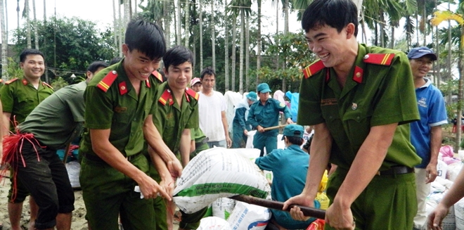 Công an Quảng Nam giúp dân khắc phục sạt lở sau lũ - Ảnh minh hoạ 3