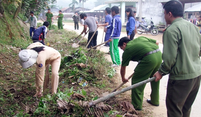 Xúc động hình ảnh lực lượng Công an hết lòng vì người dân vùng lũ - Ảnh minh hoạ 3