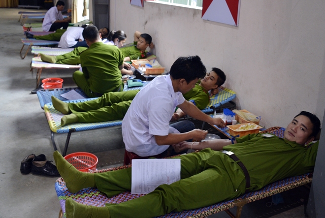 700 cán bộ, học viên Trung cấp CSND V tham gia hiến máu tình nguyện - Ảnh minh hoạ 2