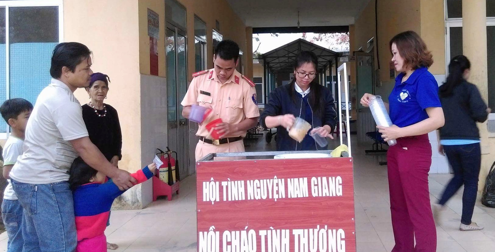 “Nồi cháo tình thương” của chiến sĩ CSGT Quảng Nam