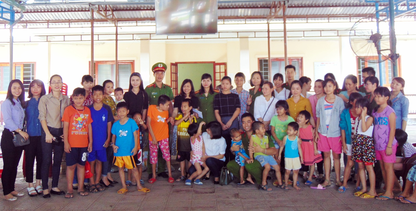 Trường T52 hoạt động từ thiện xã hội tại Làng hòa bình Quảng Nam