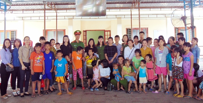 Trường T52 hoạt động từ thiện xã hội tại Làng hòa bình Quảng Nam