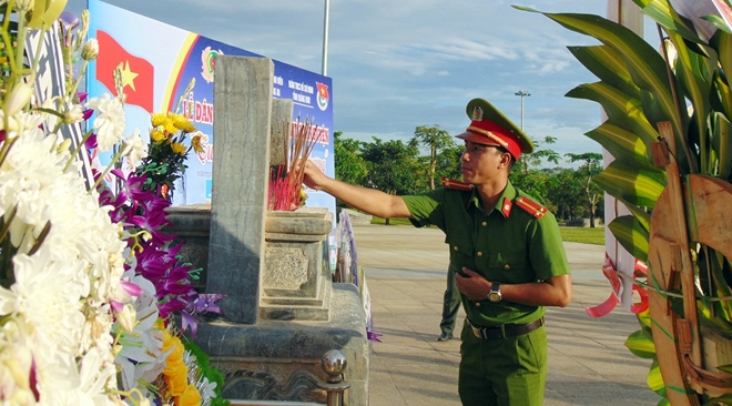 Dâng hương viếng Mẹ Việt Nam anh hùng - Ảnh minh hoạ 4