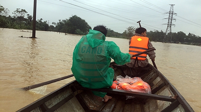 Xúc động hình ảnh lực lượng CAND dầm trong mưa lũ giúp đỡ nhân dân - Ảnh minh hoạ 6