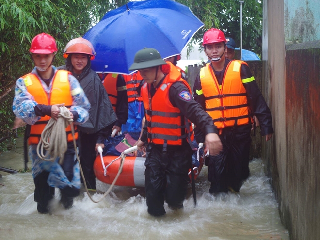 Xúc động hình ảnh lực lượng CAND dầm trong mưa lũ giúp đỡ nhân dân - Ảnh minh hoạ 3