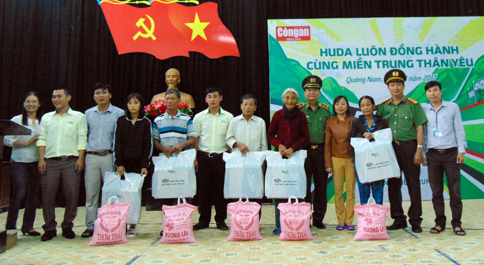 2.000 suất quà đến với đồng bào vùng lũ Quảng Nam