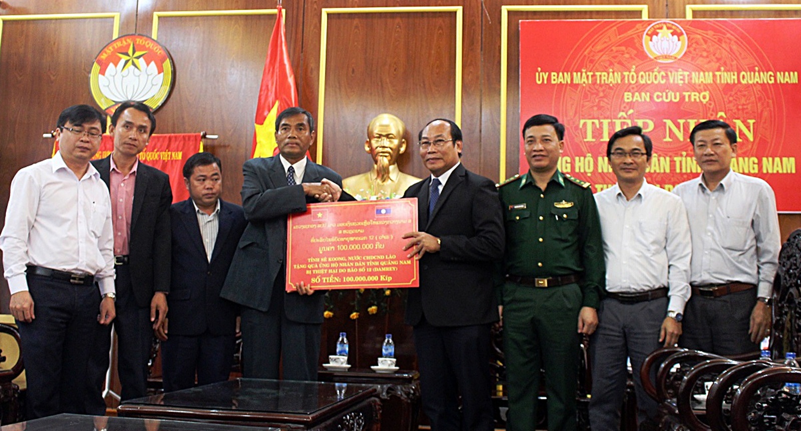 Tỉnh Sê Kông ủng hộ người dân vùng lũ Quảng Nam gần 300 triệu đồng