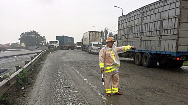 CSGT đội mưa điều tiết giao thông tại “điểm đen” ùn ứ khu vực cầu An Tân