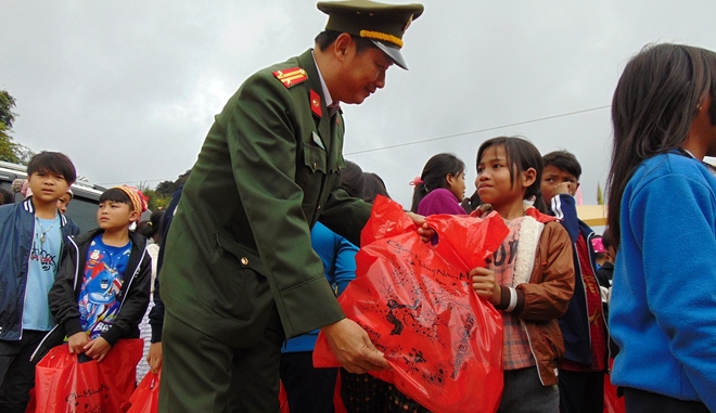 500 suất quà đến với học sinh vùng biên giới Tây Giang - Ảnh minh hoạ 7