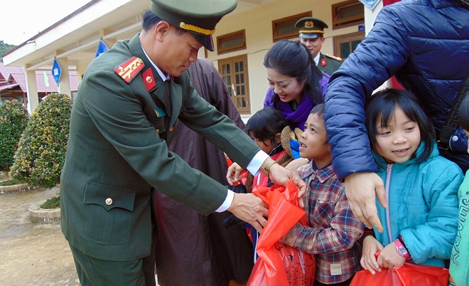 500 suất quà đến với học sinh vùng biên giới Tây Giang - Ảnh minh hoạ 4