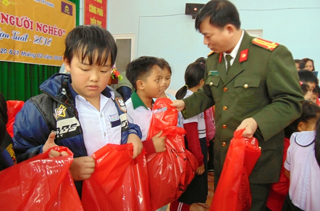 Thêm 500 suất quà đến với học sinh vùng núi Quảng Nam - Ảnh minh hoạ 7