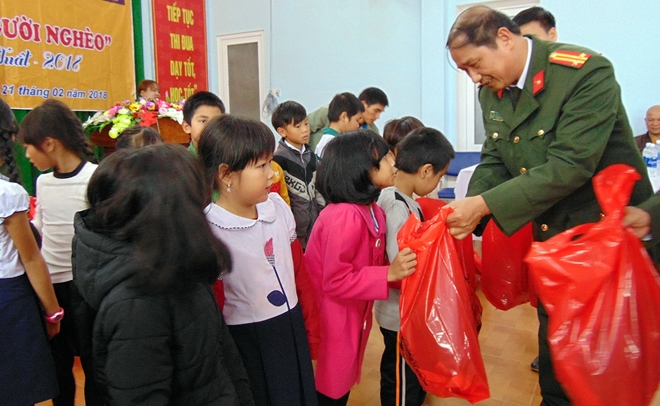 Thêm 500 suất quà đến với học sinh vùng núi Quảng Nam - Ảnh minh hoạ 8
