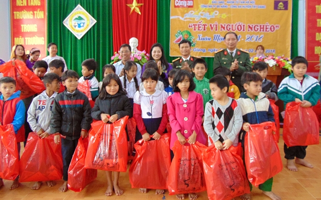 Thêm 500 suất quà đến với học sinh vùng núi Quảng Nam