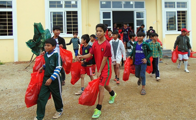Thêm 500 suất quà đến với học sinh vùng núi Quảng Nam - Ảnh minh hoạ 5