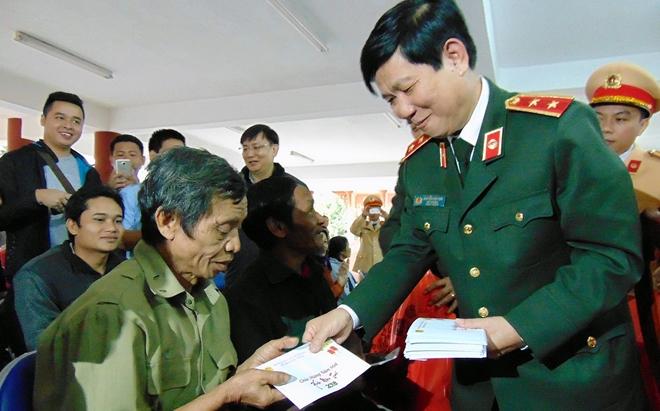Lãnh đạo Bộ Công an tặng quà Tết cho bà con vùng sạt lở Quảng Nam - Ảnh minh hoạ 2