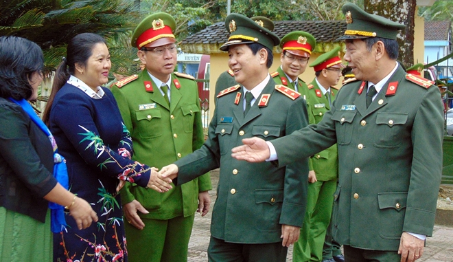 Lãnh đạo Bộ Công an tặng quà Tết cho bà con vùng sạt lở Quảng Nam