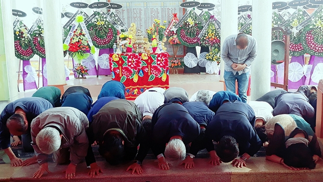 Những người Hàn Quốc là thành viên Quỹ Hòa bình Hàn - Việt cúi đầu xin lỗi thân nhân các nạn nhân vụ thảm sát Hà My.