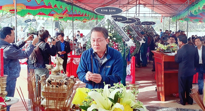 Thành viên đoàn Quỹ Hòa bình Hàn - Việt dâng hương tưởng niệm các nạn nhân trong vụ thảm sát Hà My.