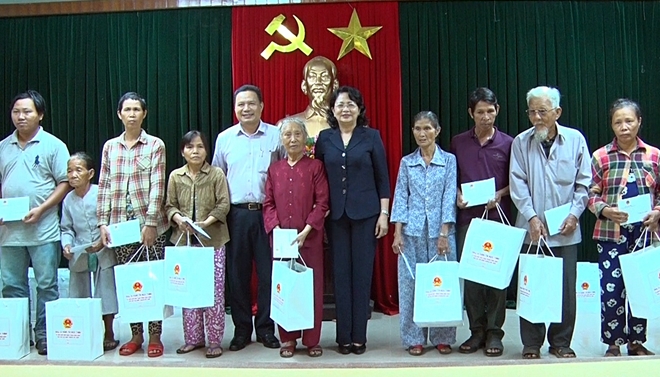 Phó Chủ tịch nước Đặng Thị Ngọc Thịnh thăm, tặng quà gia đình chính sách tại Quảng Nam