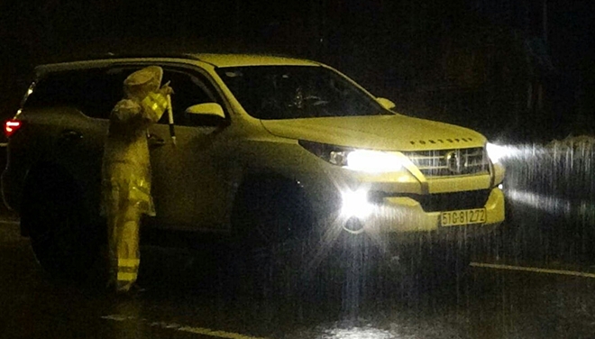 Lực lượng CSGT dầm mưa trắng đêm giúp đỡ người dân trong mưa lũ - Ảnh minh hoạ 3