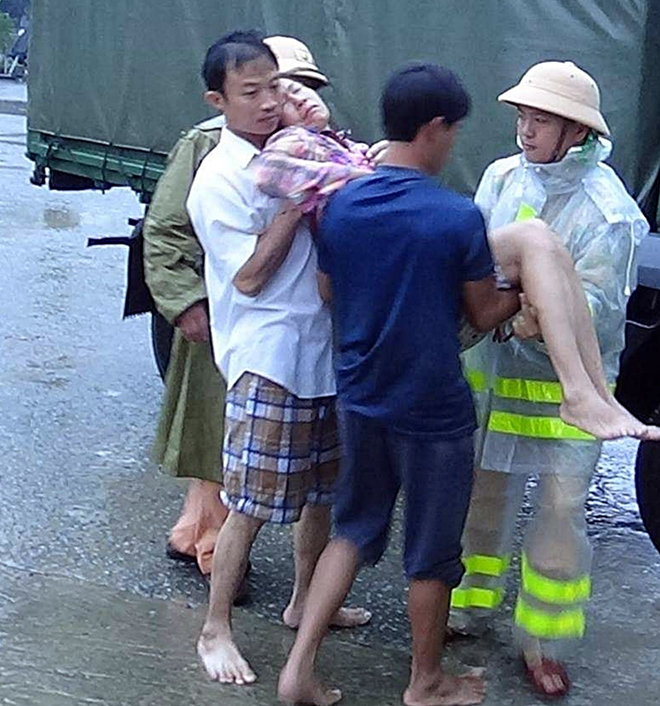Lực lượng CSGT dầm mưa trắng đêm giúp đỡ người dân trong mưa lũ