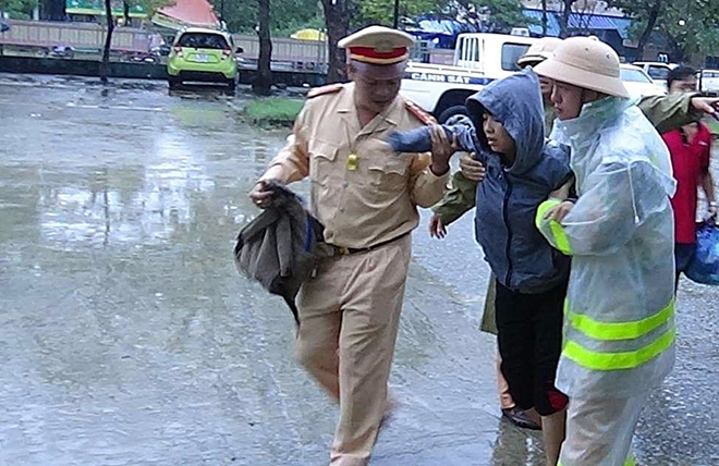 Lực lượng CSGT dầm mưa trắng đêm giúp đỡ người dân trong mưa lũ - Ảnh minh hoạ 2
