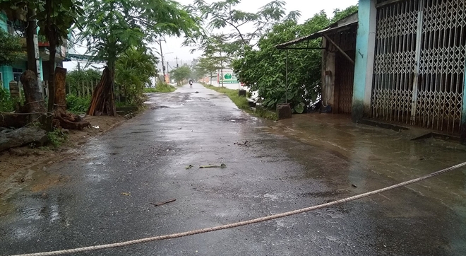 Lực lượng CSGT dầm mưa trắng đêm giúp đỡ người dân trong mưa lũ - Ảnh minh hoạ 7