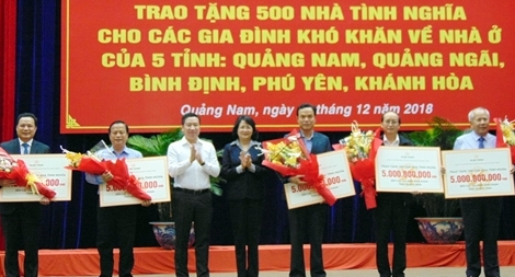 Phó Chủ tịch nước trao tặng 500 nhà tình nghĩa tại miền Trung