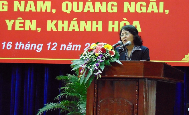 Phó Chủ tịch nước trao tặng 500 nhà tình nghĩa tại miền Trung