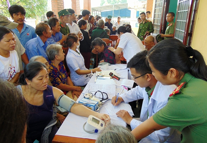 Công an tỉnh Quảng Nam cấp phát thuốc miễn phí cho hơn 300 người nghèo - Ảnh minh hoạ 6