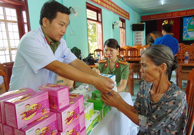 Công an tỉnh Quảng Nam cấp phát thuốc miễn phí cho hơn 300 người nghèo - Ảnh minh hoạ 7
