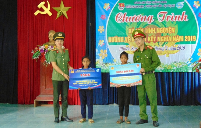 Công an tỉnh Quảng Nam cấp phát thuốc miễn phí cho hơn 300 người nghèo
