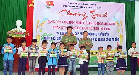 Tuổi trẻ Công an Quảng Nam khám bệnh cho trẻ em và người dân vùng cao