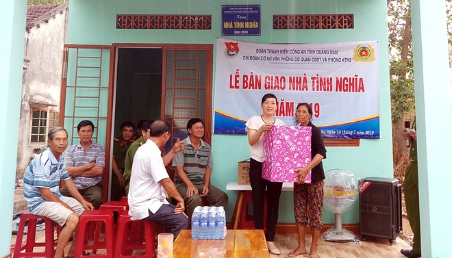 Bàn giao nhà tình nghĩa cho hộ nghèo tại Quảng Nam