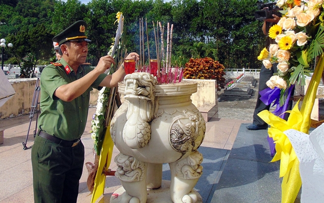 Thứ trưởng Nguyễn Văn Sơn dâng hương tri ân các Anh hùng liệt sĩ tại Quảng Nam - Ảnh minh hoạ 3