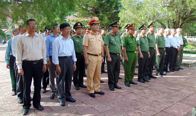 Thứ trưởng Nguyễn Văn Sơn dâng hương tri ân các Anh hùng liệt sĩ tại Quảng Nam