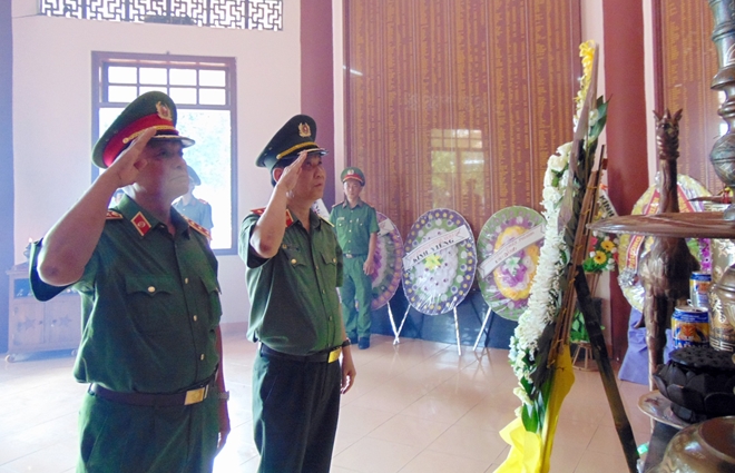 Thứ trưởng Nguyễn Văn Sơn dâng hương tri ân các Anh hùng liệt sĩ tại Quảng Nam - Ảnh minh hoạ 6