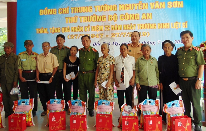 Thứ trưởng Nguyễn Văn Sơn dâng hương tri ân các Anh hùng liệt sĩ tại Quảng Nam - Ảnh minh hoạ 9