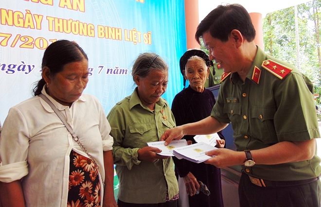 Thứ trưởng Nguyễn Văn Sơn dâng hương tri ân các Anh hùng liệt sĩ tại Quảng Nam - Ảnh minh hoạ 2