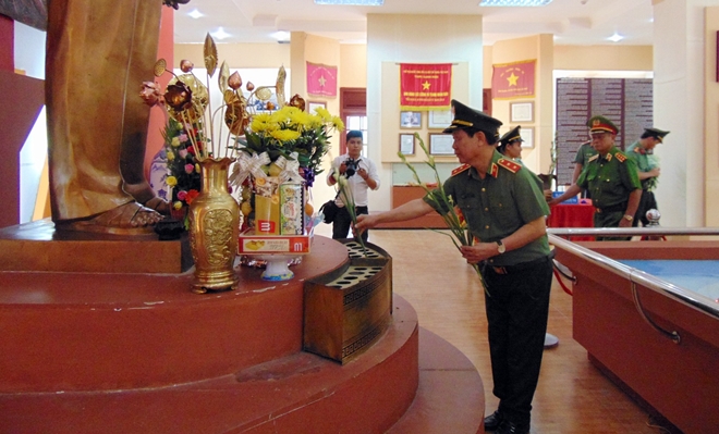 Thứ trưởng Nguyễn Văn Sơn dâng hương tri ân các Anh hùng liệt sĩ tại Quảng Nam - Ảnh minh hoạ 10