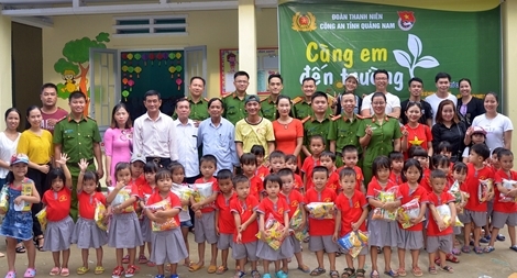 Tuổi trẻ Công an Quảng Nam tổ chức chương trình “Cùng em đến trường”