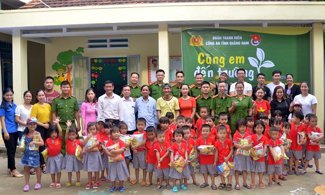 Tuổi trẻ Công an Quảng Nam tổ chức chương trình “Cùng em đến trường”