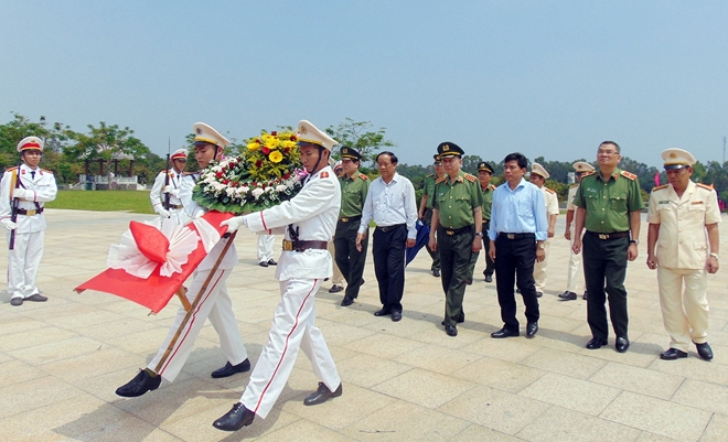 Bộ trưởng Tô Lâm dâng hương tại Tượng đài Mẹ Việt Nam anh hùng - Ảnh minh hoạ 3