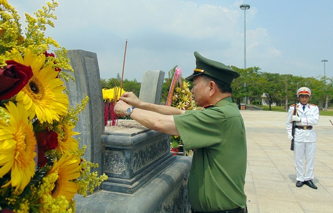 Bộ trưởng Tô Lâm dâng hương tại Tượng đài Mẹ Việt Nam anh hùng