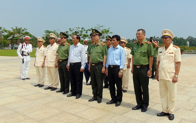 Bộ trưởng Tô Lâm dâng hương tại Tượng đài Mẹ Việt Nam anh hùng - Ảnh minh hoạ 2