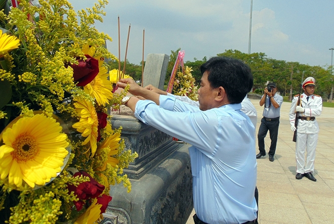 Bộ trưởng Tô Lâm dâng hương tại Tượng đài Mẹ Việt Nam anh hùng - Ảnh minh hoạ 7