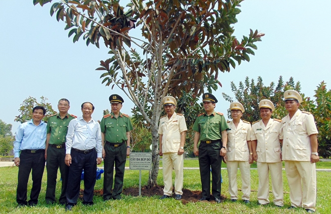 Bộ trưởng Tô Lâm dâng hương tại Tượng đài Mẹ Việt Nam anh hùng - Ảnh minh hoạ 5
