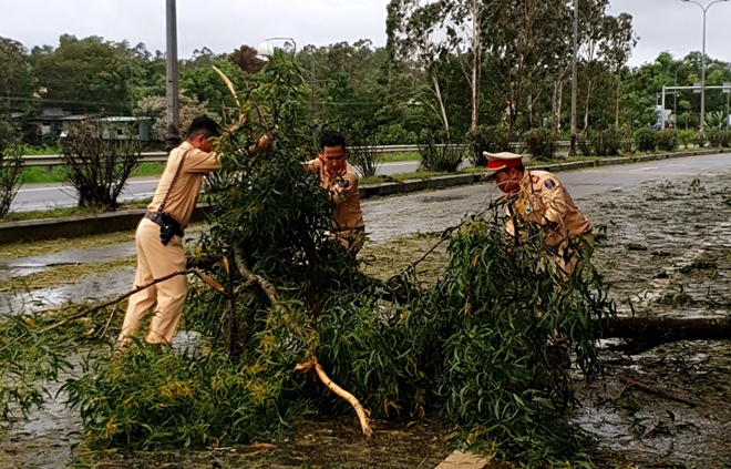 Lực lượng Công an tham gia khắc phục hậu quả bão số 5